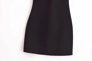 Vue détaillée de l'ourlet en tissu noir extensible avec coutures professionnelles