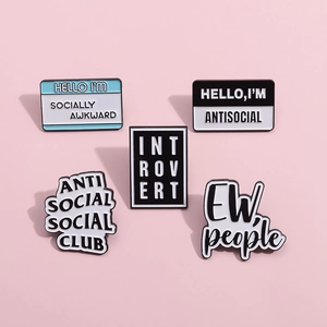 Set di cinque spille creative in metallo e smalto con slogan inglesi su sfondo rosa chiaro