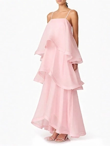 Détail d'une robe longue rose à volants superposés avec de fines bretelles