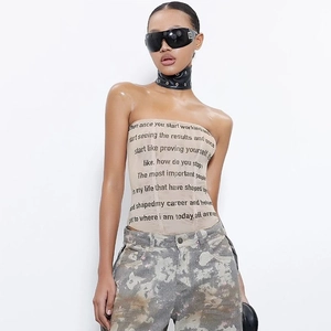Beiges schulterfreies Oberteil mit Buchstabendruck und Camouflage-Hose im Street-Style