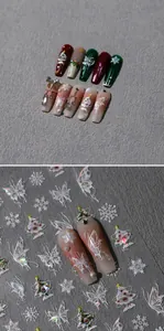 Vue détaillée des faux ongles Coffin de Noël avec papillons 3D et motifs de flocons