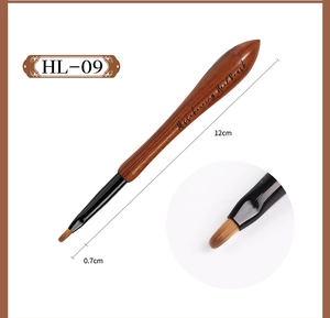 Détail macro du pinceau nail art HL-09 en bois de noyer avec pointe ronde 0,7cm