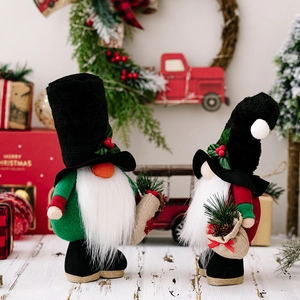 Detalle de gnomos navideños con sombreros de felpa, acebo y sacos de piñas de pino