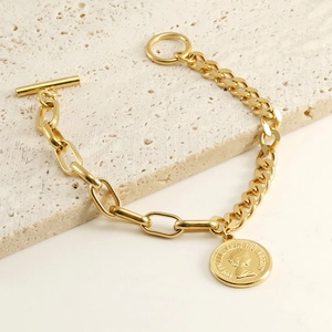 Bracelet en acier inoxydable doré avec pendentif pièce Elizabeth et fermoir à bascule chic