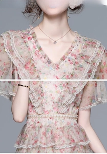 Détail de la robe à volants en tulle avec perles, imprimé floral et bordure en dentelle