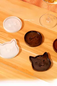 Ensemble de moules en silicone pour sous-verres chat et os sur fond en bois