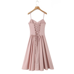 Détail du laçage style corset au dos de cette élégante robe évasée de couleur rose