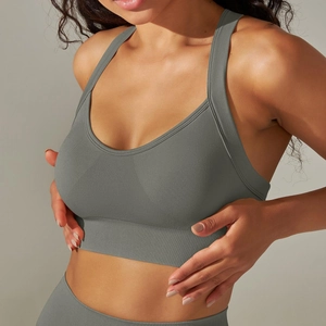 Gros plan d'une brassière de sport gris foncé sans couture en maille côtelée haute élasticité