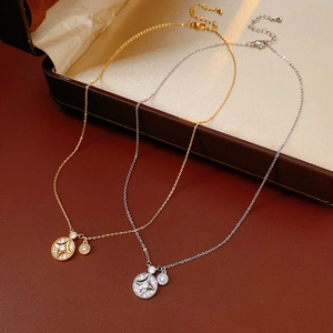 Détail de colliers dorés et argentés avec pendentifs étoiles dans un écrin de luxe