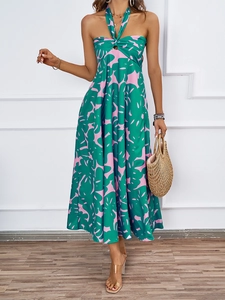 Détail de robe dos nu à imprimé floral vert et rose avec un tissu léger pour les vacances