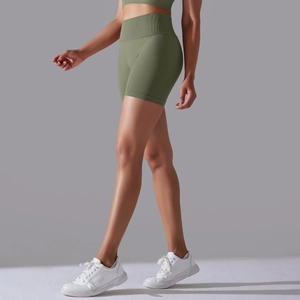 Détail du short de yoga vert sans couture à taille haute avec ceinture côtelée et maille
