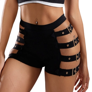 Nahaufnahme schwarzer High-Waist-Shorts mit seitlichen Ausschnitten und goldenen Schnallen