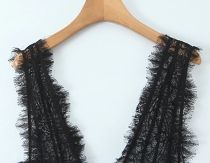 Détail de la dentelle de cils noire et de la texture en maille sur une robe à col en V