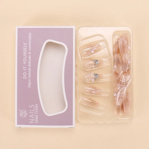 Set di 24 unghie finte rosa con perle eleganti e ciondoli a farfalla in argento