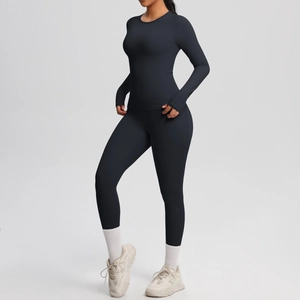 Détail de l'ensemble de yoga respirant avec haut à manches longues et legging gainant