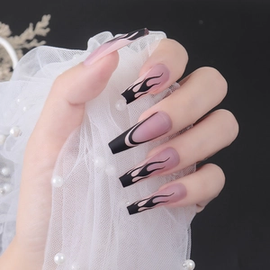 Unghie finte lunghe ballerina opache con fiamme nere e punte french su base color nudo