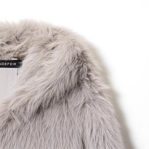 Damen Kapuzenjacke aus grauem Kunstpelz mit weicher Textur und hochwertigem Markenetikett