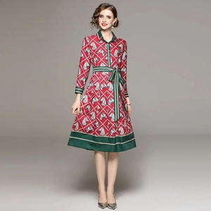 Robe élégante en satin rouge à manches longues avec bordure verte et imprimé têtes de cheval