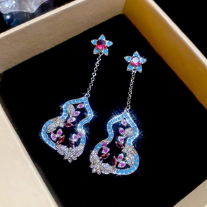 Details von silbernen Kürbis-Ohrringen mit rosa Zirkonia, blauem Emaille und Blumen