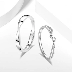 Polierte silberne Paarringe mit minimalistischem Mobius-Design und verstellbarer Passform