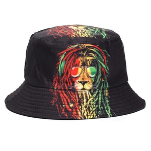 Detailansicht eines schwarzen Anglerhuts mit buntem Reggae-Löwen-Druck und Sonnenbrille