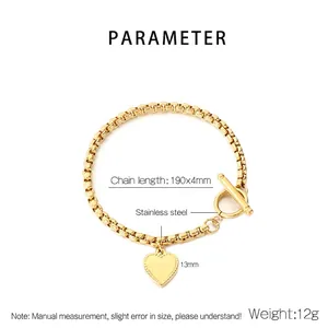 Dettaglio del bracciale a cuore in acciaio dorato con chiusura a levetta OT e catena box