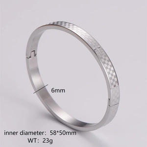 Detail view of 6mm silver checkerboard bangle with dimensions 58x50mm and 23g weight