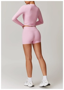 Vue arrière d'un ensemble de sport rose avec haut court à manches longues et short