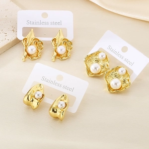 Trois paires de boucles d'oreilles fleur de lave en acier doré 18k avec perles sur soie