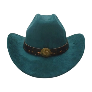 Détail d'un chapeau de cow-boy en daim sarcelle avec bande en cuir et insigne d'étoile