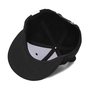 Vue intérieure de casquette hip hop noire avec cornes, structure à six panneaux et snapback