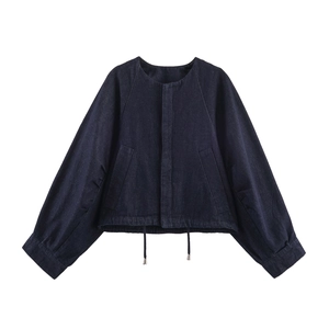 Damen Bomberjacke aus dunkelblauem Denim mit Rundhalsausschnitt und Kordelzug am Saum