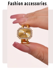 Gros plan d'une bague réglable plaquée or avec zircons et texture à effet rayonnant