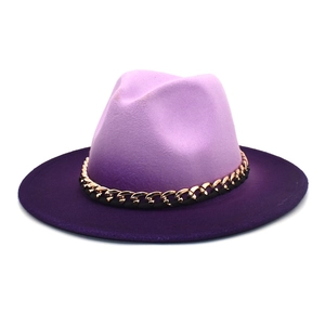 Détail d'un chapeau fedora en laine dégradé violet avec chaîne en métal doré et cuir