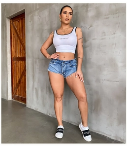 Detailaufnahme von hellblauen Jeans-Shorts mit ausgefransten Säumen und Riss-Texturen
