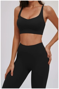 Detail van de naadloze zwarte yoga legging met hoge taille en ondersteunende naden