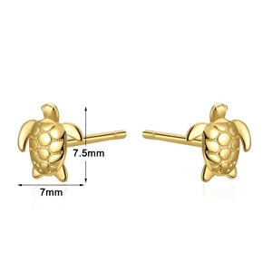 Detailansicht der 7,5mm Schildkröten-Ohrstecker aus Gold mit geometrischem Panzermuster