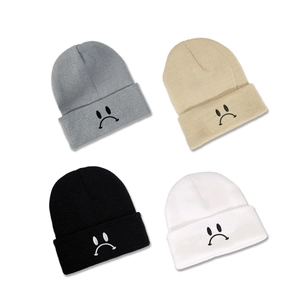 Ensemble de bonnets en tricot à broderie visage triste en gris, beige, noir et blanc