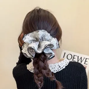 Chouchou floral en dentelle style français noir et blanc pour coiffure femme élégante