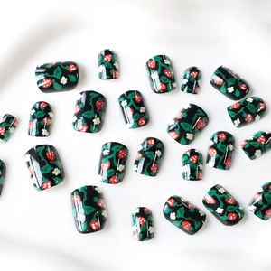 24 faux ongles carrés courts avec base noire et motifs de fraises et de fleurs