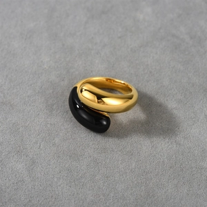 Anello bicolore in smalto nero e ottone placcato oro 18K con design a spirale