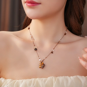 Détail du collier ethnique avec pendentif étoile en oeil de tigre et perles tissées