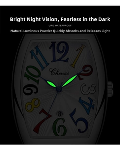 Macro di lancette luminose e numeri arcobaleno su un orologio al quarzo tonneau