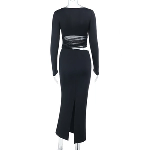 Détail du dos évidé en maille et fente sur la robe longue noire à manches longues