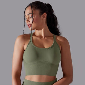 Détail du soutien-gorge de sport vert herbe avec ourlet côtelé et doubles bretelles croisées