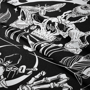 Makroaufnahme von gotischem Wandteppich mit Totenköpfen, Motten und Knochendetails