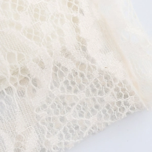 Elegantes weißes Spitzenkleid mit Karree-Ausschnitt und schmaler Passform mit Struktur