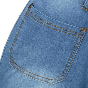Vue macro détaillée des coutures du denim et du tissu en coton bleu du pantalon évasé
