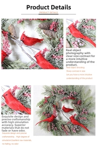 Details vom Weihnachtskranz mit rotem Kardinalvogel, Beeren und beflockten Kiefernnadeln