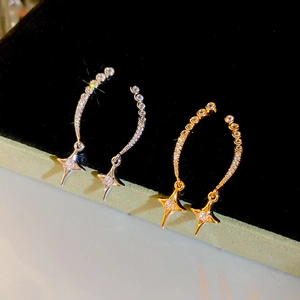 Nahaufnahme von Stern-Ohrringen mit Zirkonia auf schwarzem Samt für elegante Akzente